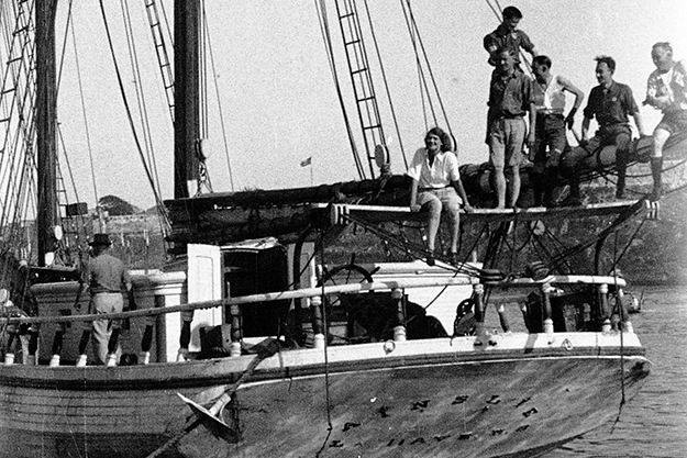 Aloha Wanderwell with crew